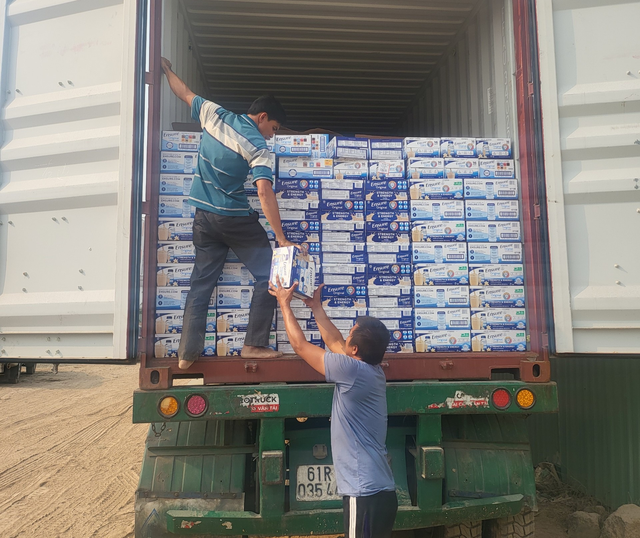 ​Bắt các đối tượng nhập lậu hơn 4.000 thùng sữa từ Mỹ về Việt Nam